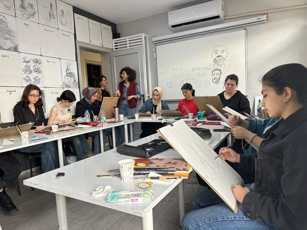Ankara Resim Kursu öğrencileri gelişim atölyesinde desen ve sınav hazırlık çalışmaları yapıyor